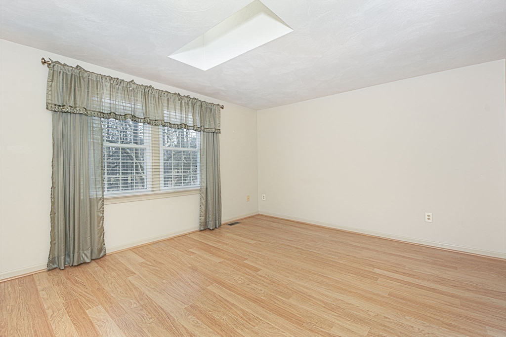 Shrewsbury, Massachusetts 01545, United States, 2 Bedrooms Bedrooms, ,2 BathroomsBathrooms,Residential,Contingent,90861