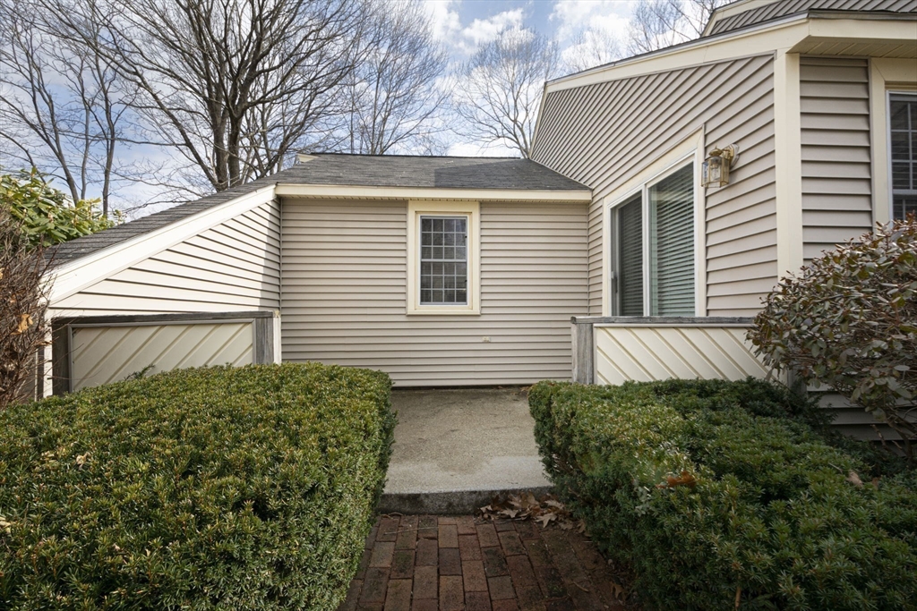 Shrewsbury, Massachusetts 01545, United States, 2 Bedrooms Bedrooms, ,2 BathroomsBathrooms,Residential,Contingent,90861