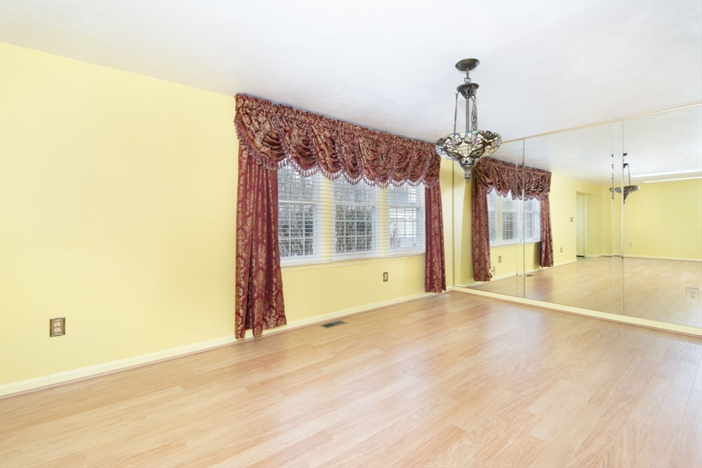 Shrewsbury, Massachusetts 01545, United States, 2 Bedrooms Bedrooms, ,2 BathroomsBathrooms,Residential,Contingent,90861