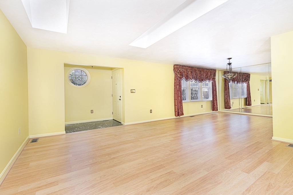 Shrewsbury, Massachusetts 01545, United States, 2 Bedrooms Bedrooms, ,2 BathroomsBathrooms,Residential,Contingent,90861