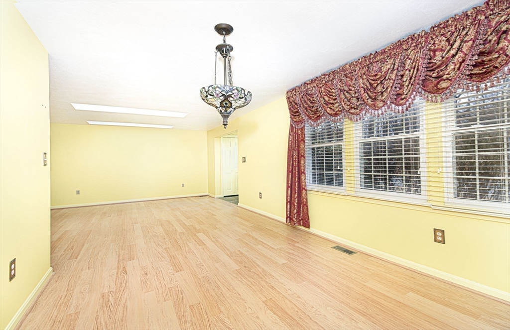 Shrewsbury, Massachusetts 01545, United States, 2 Bedrooms Bedrooms, ,2 BathroomsBathrooms,Residential,Contingent,90861