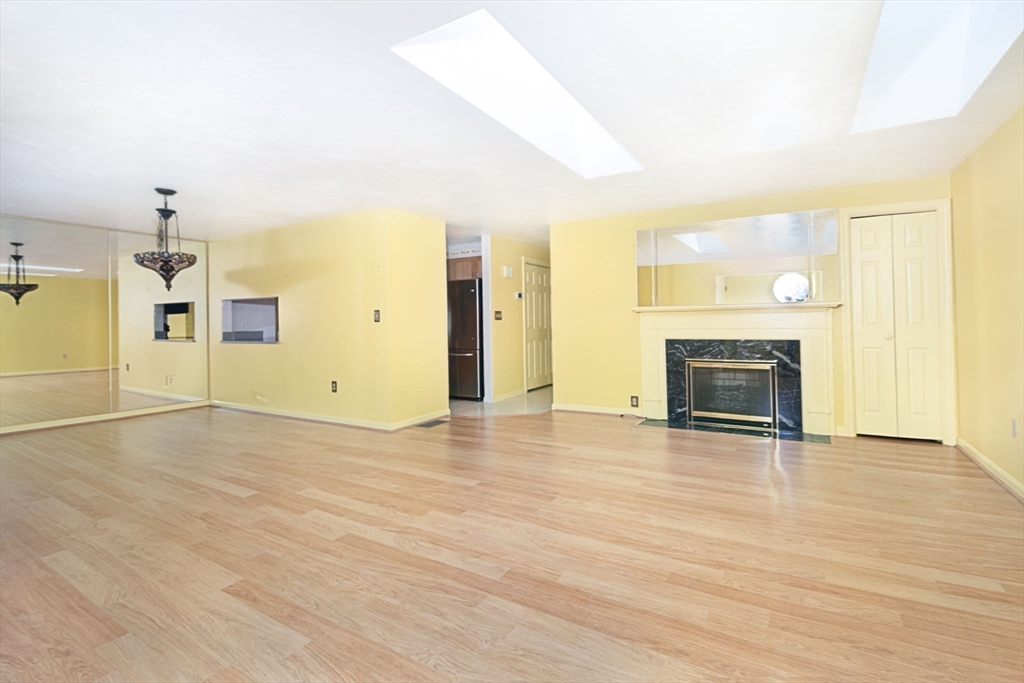 Shrewsbury, Massachusetts 01545, United States, 2 Bedrooms Bedrooms, ,2 BathroomsBathrooms,Residential,Contingent,90861