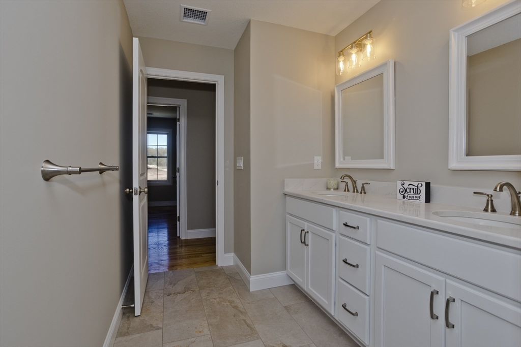 East Longmeadow, Massachusetts 01028, United States, 4 Bedrooms Bedrooms, ,3 BathroomsBathrooms,Residential,Active,128472