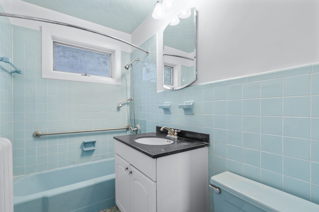 Watertown, Massachusetts 02472, United States, 5 Bedrooms Bedrooms, ,2 BathroomsBathrooms,Residential,Pending,115647