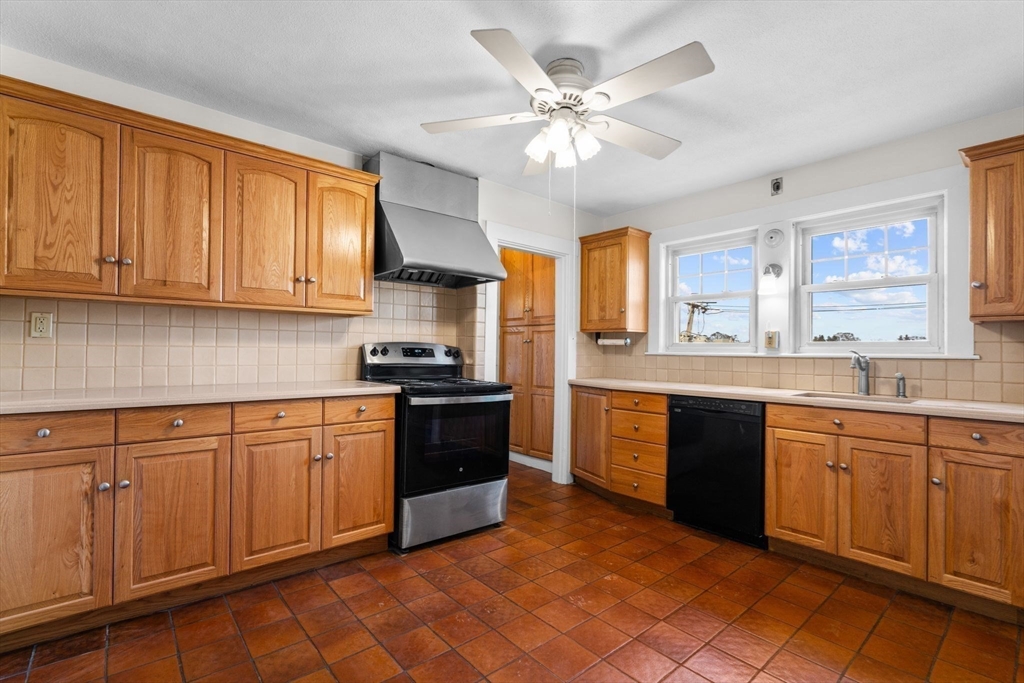 Watertown, Massachusetts 02472, United States, 5 Bedrooms Bedrooms, ,2 BathroomsBathrooms,Residential,Pending,115647