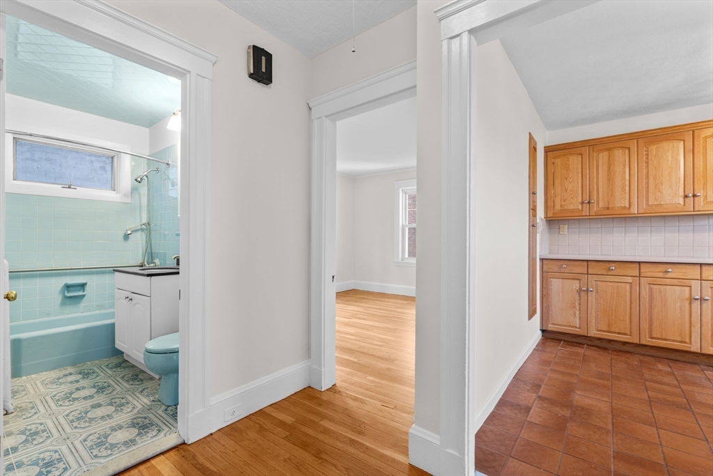 Watertown, Massachusetts 02472, United States, 5 Bedrooms Bedrooms, ,2 BathroomsBathrooms,Residential,Pending,115647