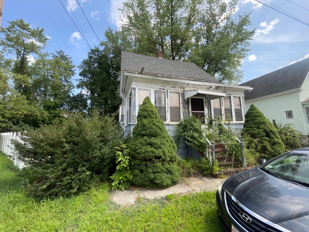 Photo of 9 Wilfred St, Methuen, MA