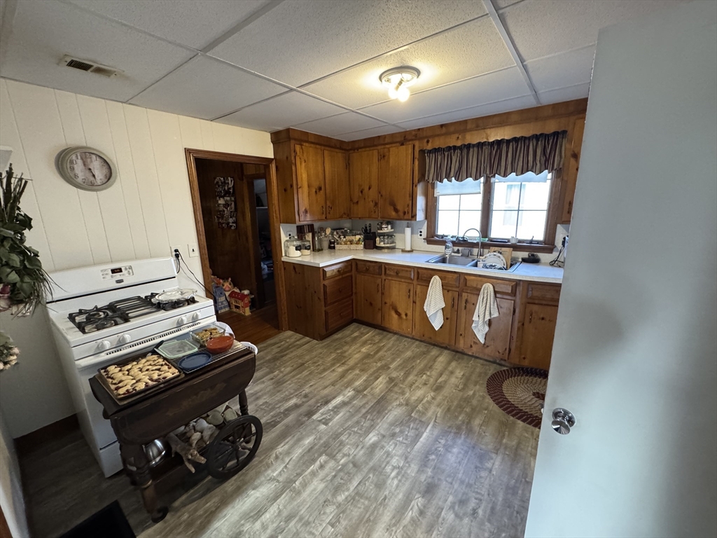 Attleboro, Massachusetts 02703, United States, 2 Bedrooms Bedrooms, ,1 BathroomBathrooms,Residential,Active,111947