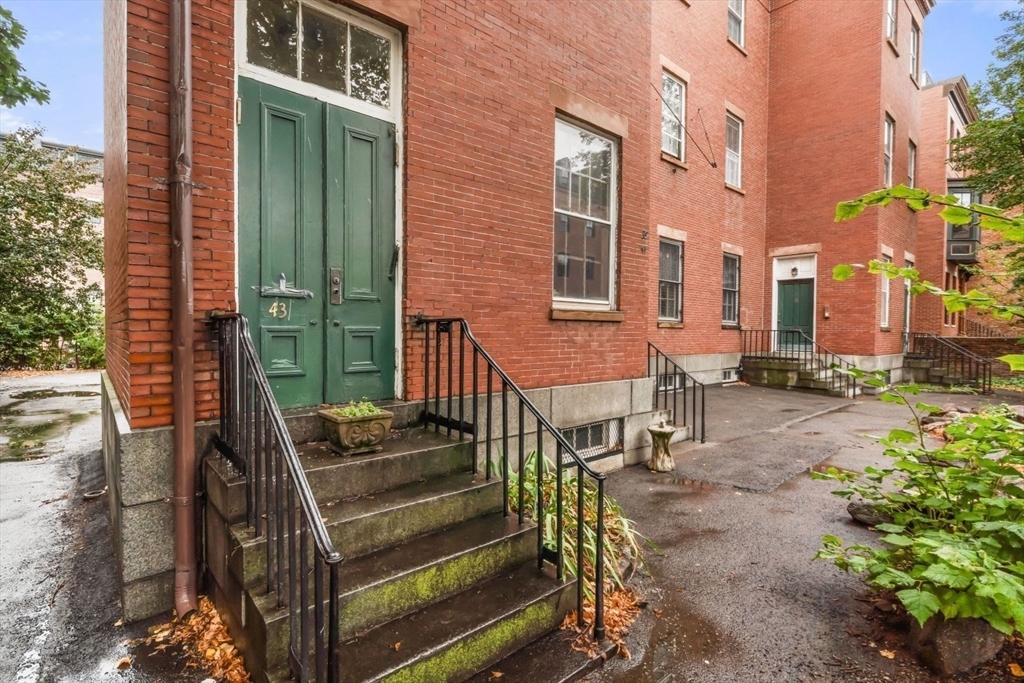 35-43 Rutland St