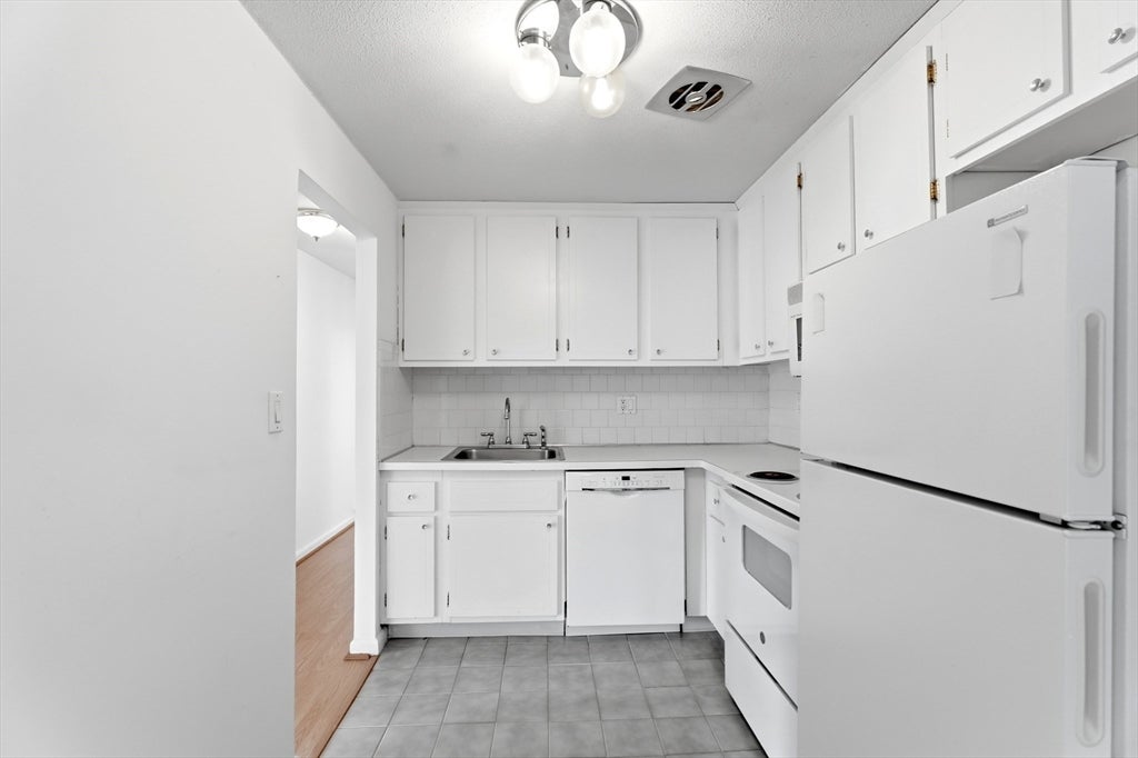 1 Colonial Dr #B1-8, Andover, MA, 1 Colonial Dr #B1-8, Andover, MA Photo #5