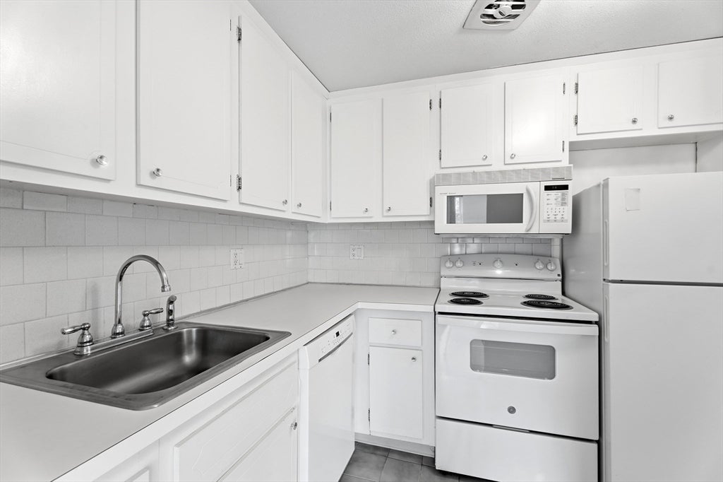 1 Colonial Dr #B1-8, Andover, MA, 1 Colonial Dr #B1-8, Andover, MA Photo #4