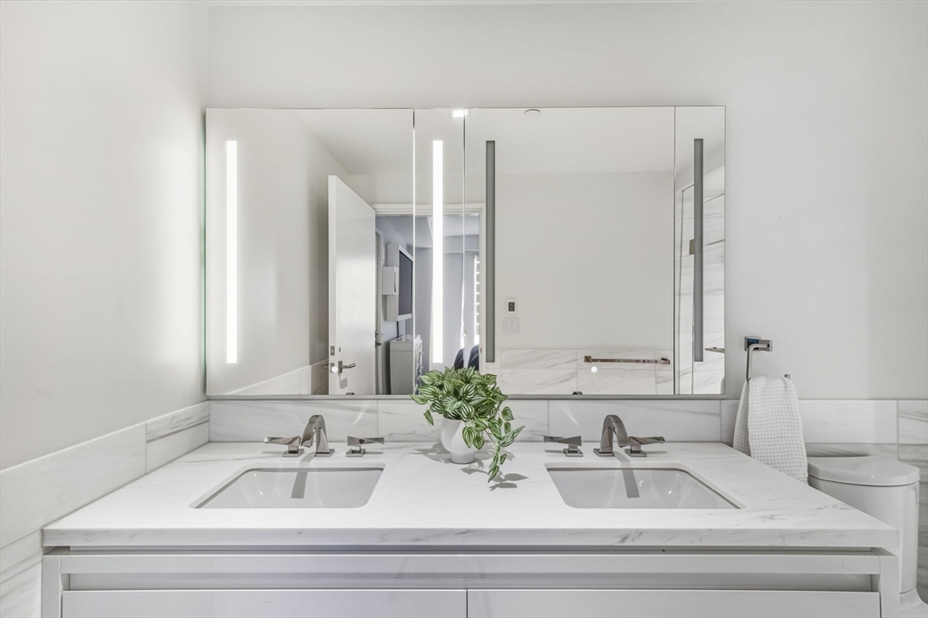 Boston, Massachusetts 02210, United States, 2 Bedrooms Bedrooms, ,3 BathroomsBathrooms,Residential,Active,249979