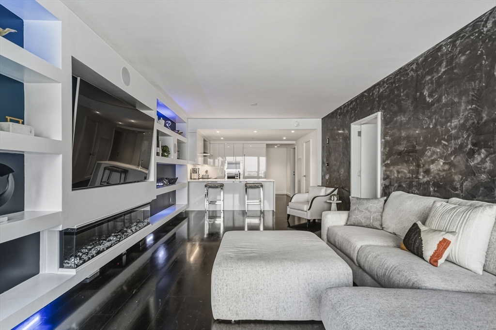 150 Seaport Blvd 17C