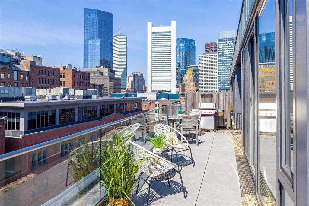 Photo of 346 Congress St #703, Boston, MA 02210 (MLS # 73503017)