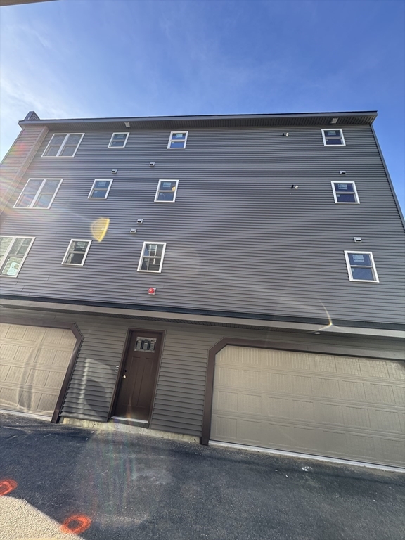 60 Richards St C