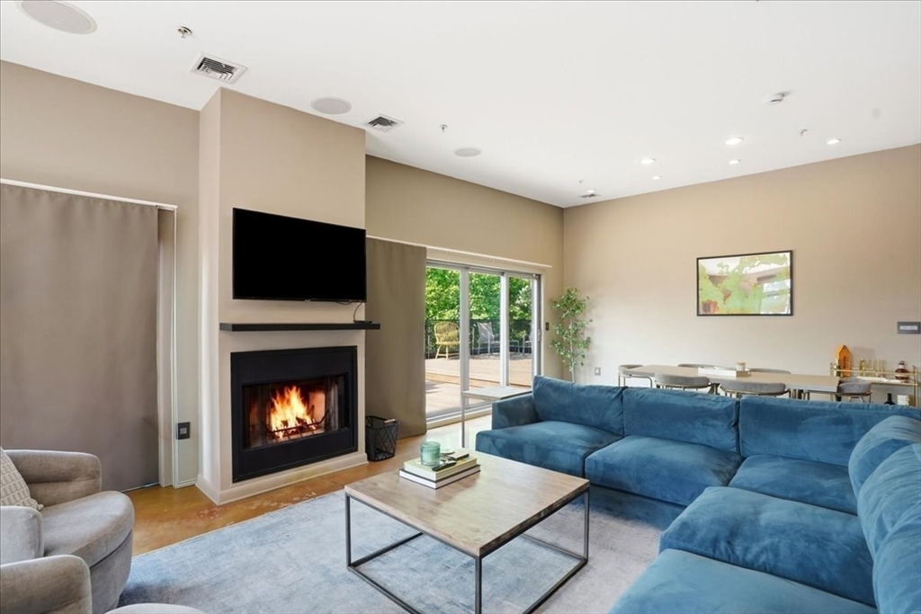 950 Dorchester Ave 300