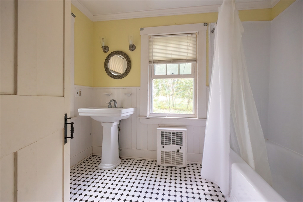 Hudson, Massachusetts 01749, United States, 8 Bedrooms Bedrooms, ,4 BathroomsBathrooms,Residential,Active,201610