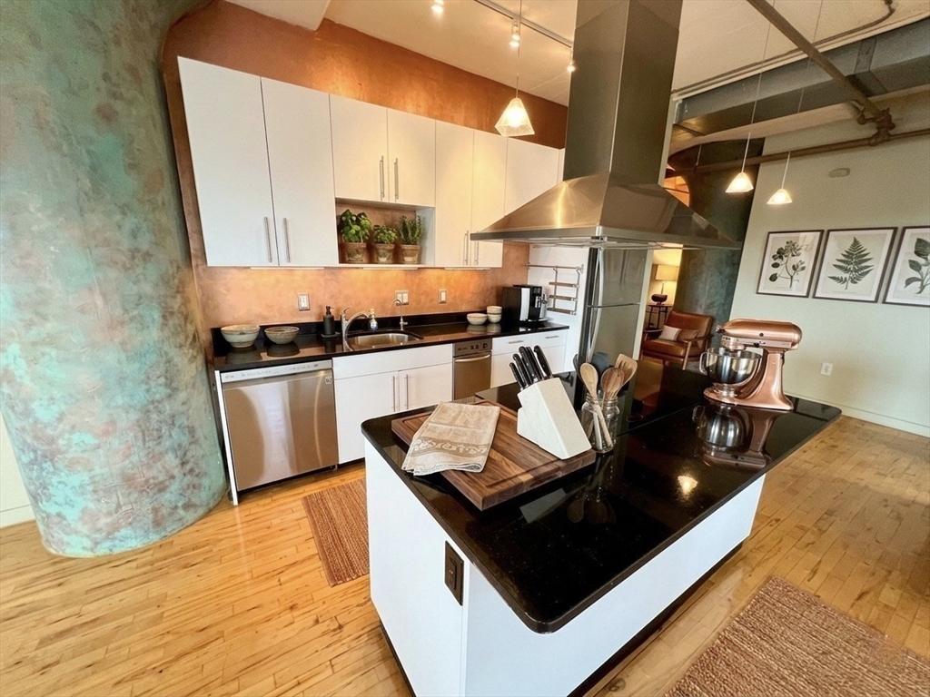 210 Lincoln Street 304