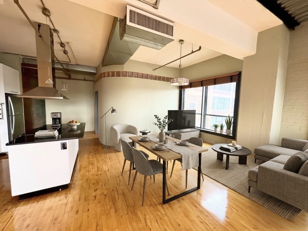 210 Lincoln Street 304