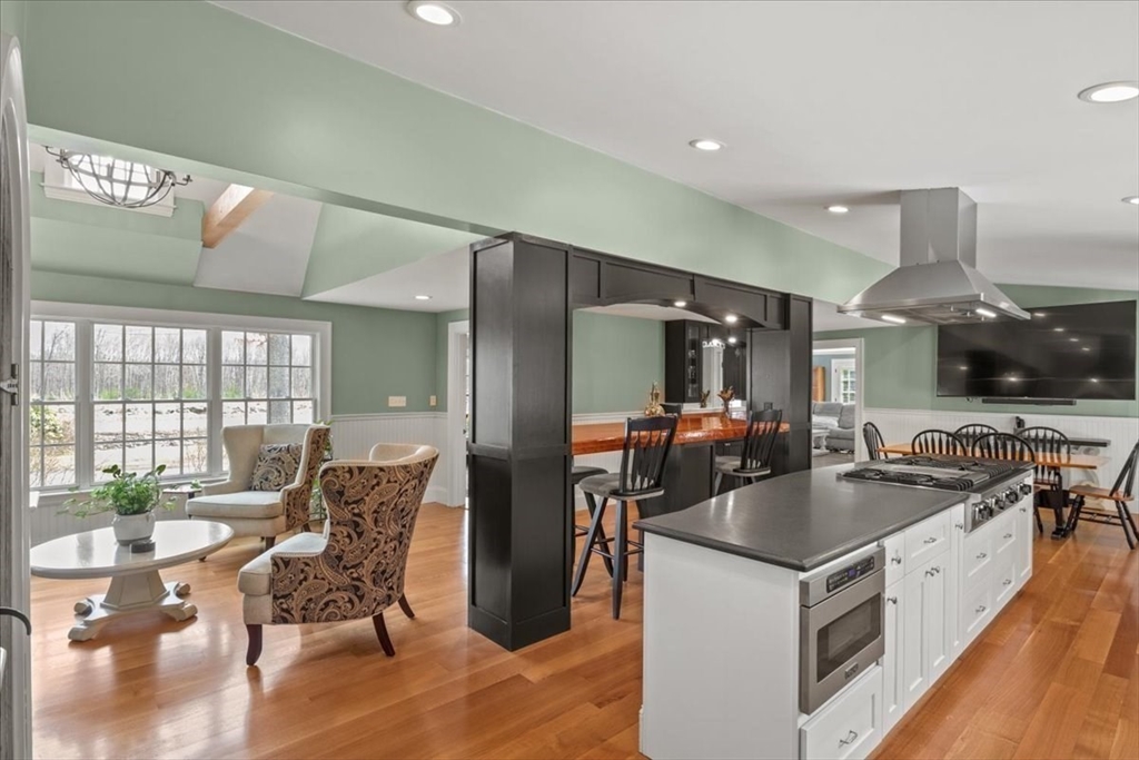 Holliston, Massachusetts 01746, United States, 3 Bedrooms Bedrooms, ,2 BathroomsBathrooms,Residential,Active,107876