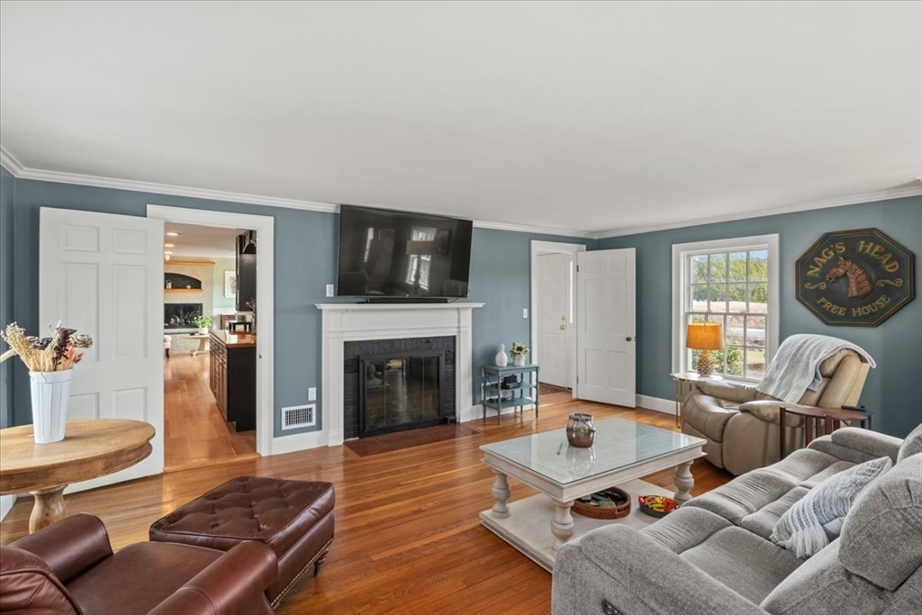 Holliston, Massachusetts 01746, United States, 3 Bedrooms Bedrooms, ,2 BathroomsBathrooms,Residential,Active,107876