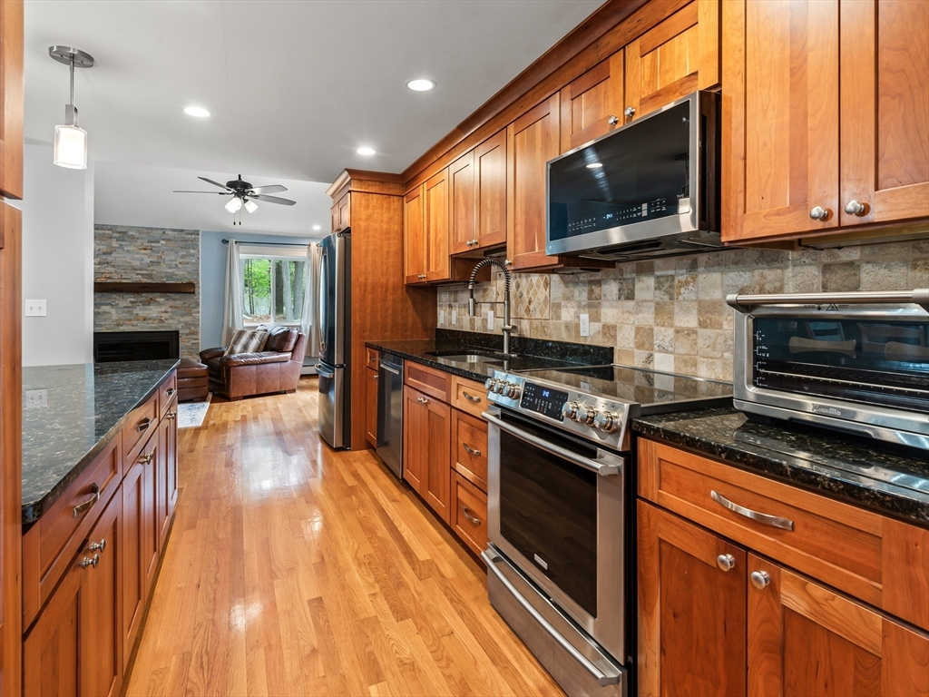 65 Briarcliff Ln, Holliston, MA Photo #12