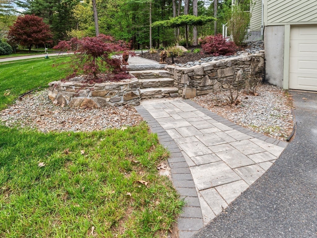 65 Briarcliff Ln