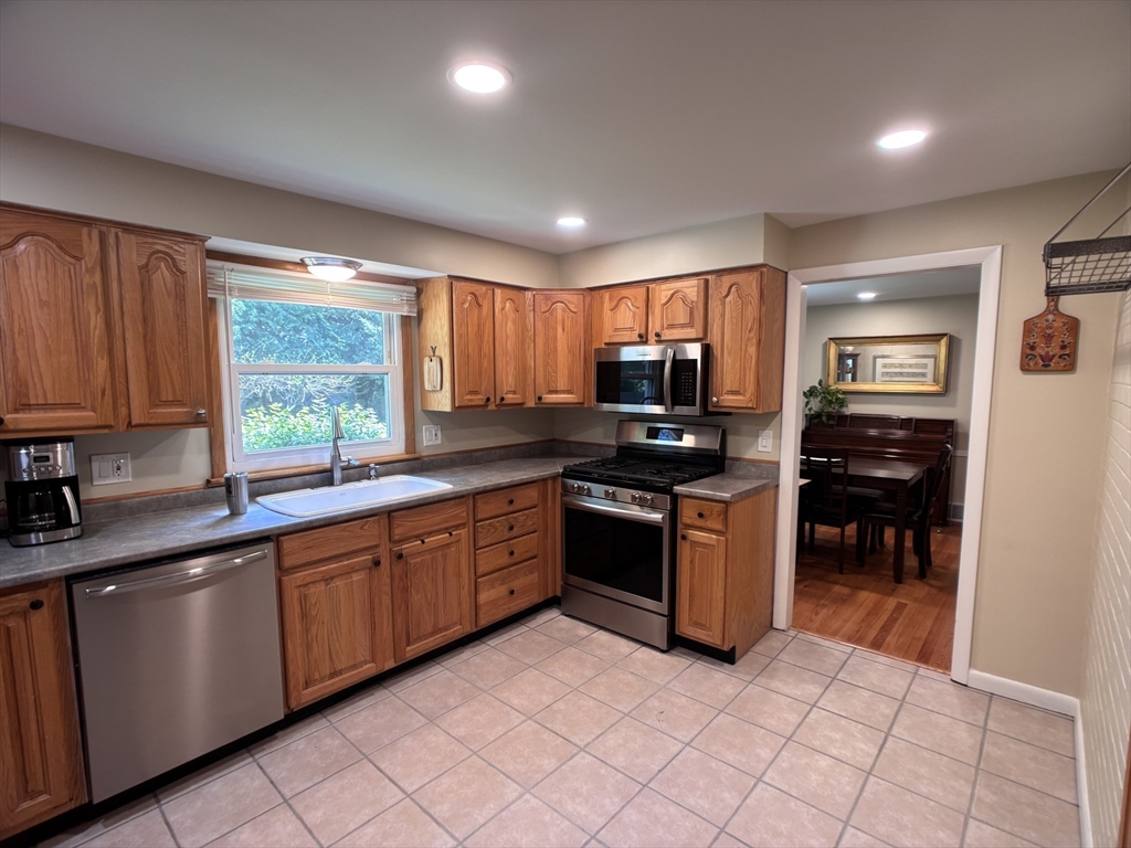 9 Vanguard Ln, Longmeadow, MA Photo #9