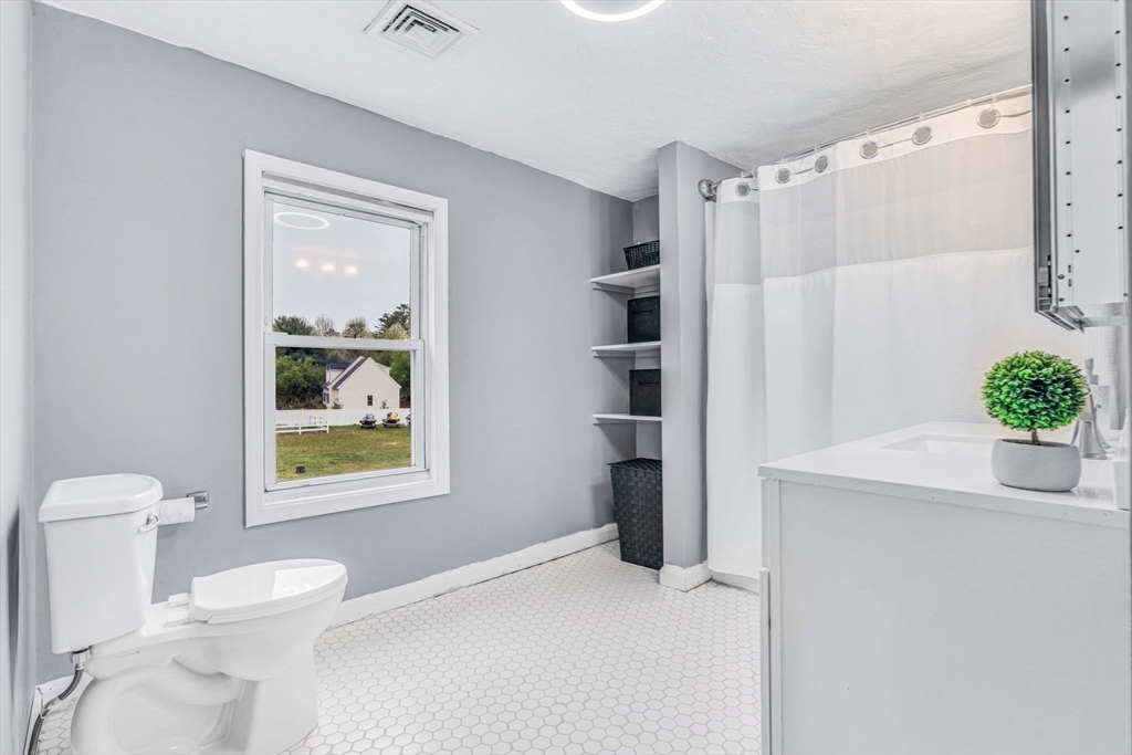 Hopedale, Massachusetts 01747, United States, 3 Bedrooms Bedrooms, ,2 BathroomsBathrooms,Residential,Pending,126174