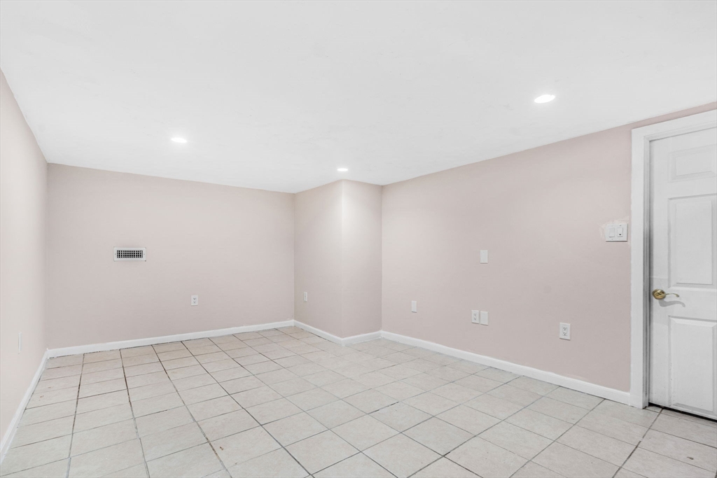 Hopedale, Massachusetts 01747, United States, 3 Bedrooms Bedrooms, ,2 BathroomsBathrooms,Residential,Pending,126174