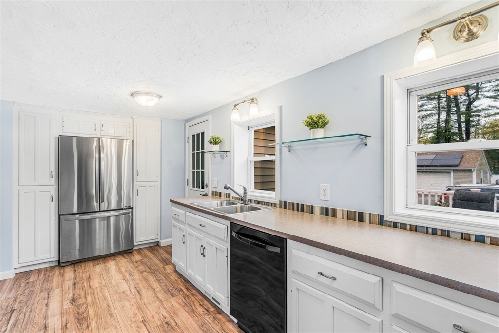 Hopedale, Massachusetts 01747, United States, 3 Bedrooms Bedrooms, ,2 BathroomsBathrooms,Residential,Pending,126174