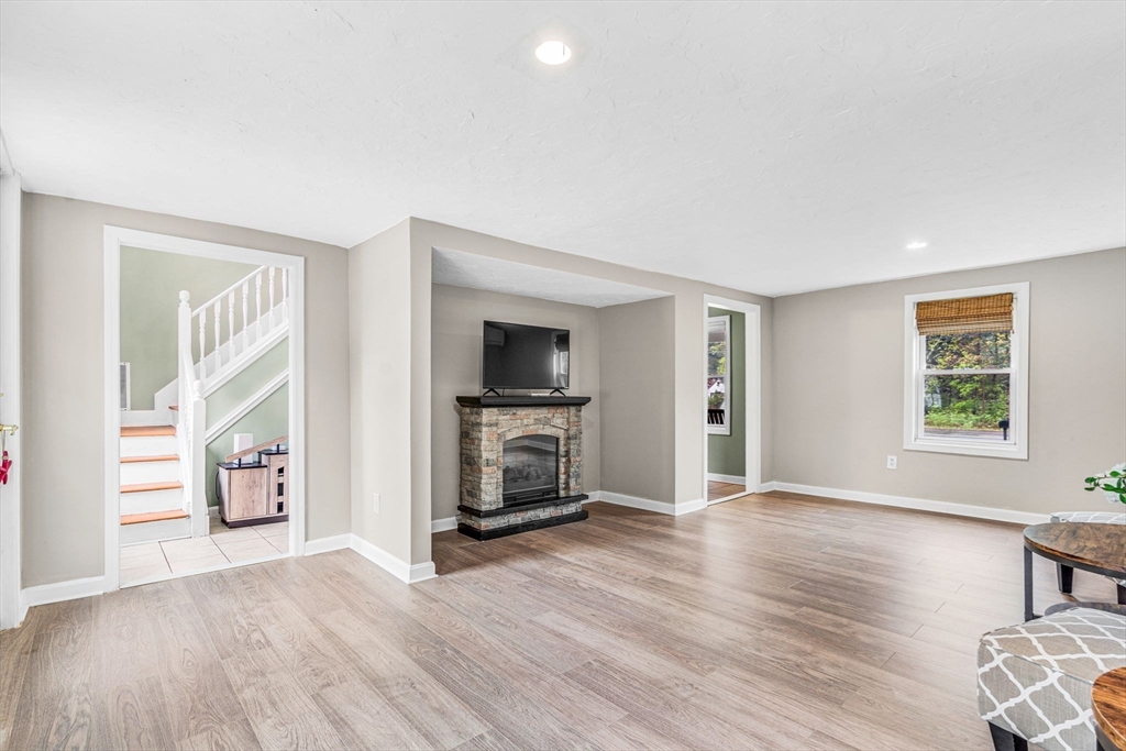 Hopedale, Massachusetts 01747, United States, 3 Bedrooms Bedrooms, ,2 BathroomsBathrooms,Residential,Pending,126174