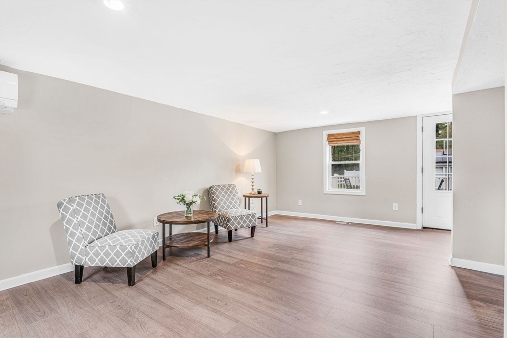 Hopedale, Massachusetts 01747, United States, 3 Bedrooms Bedrooms, ,2 BathroomsBathrooms,Residential,Pending,126174