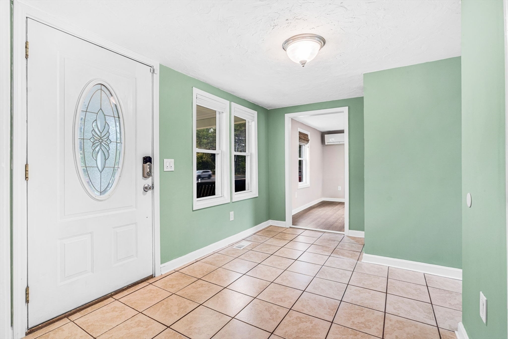 Hopedale, Massachusetts 01747, United States, 3 Bedrooms Bedrooms, ,2 BathroomsBathrooms,Residential,Pending,126174