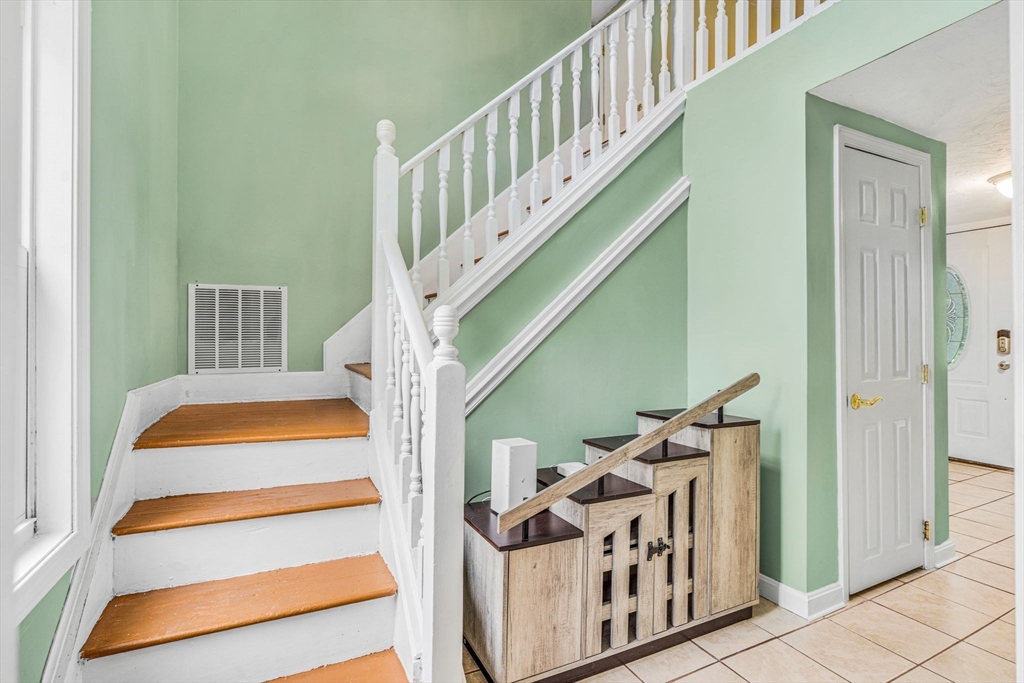 Hopedale, Massachusetts 01747, United States, 3 Bedrooms Bedrooms, ,2 BathroomsBathrooms,Residential,Pending,126174