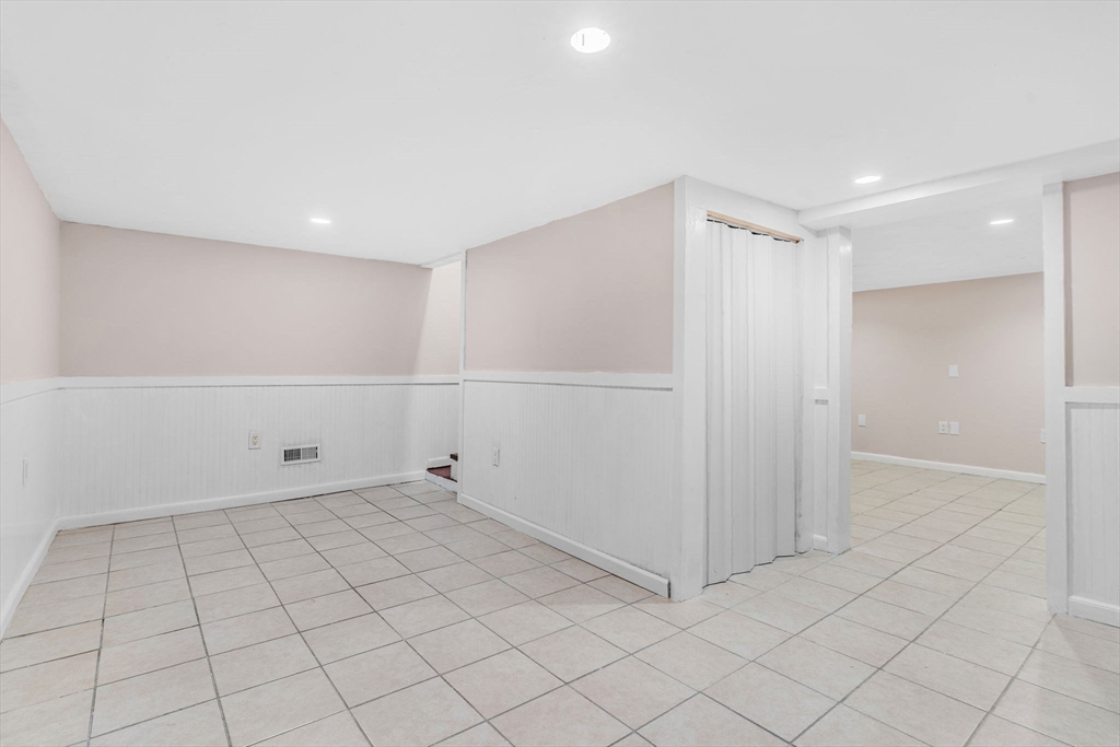 Hopedale, Massachusetts 01747, United States, 3 Bedrooms Bedrooms, ,2 BathroomsBathrooms,Residential,Pending,126174