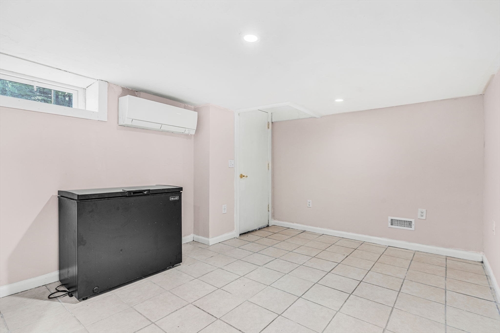 Hopedale, Massachusetts 01747, United States, 3 Bedrooms Bedrooms, ,2 BathroomsBathrooms,Residential,Pending,126174