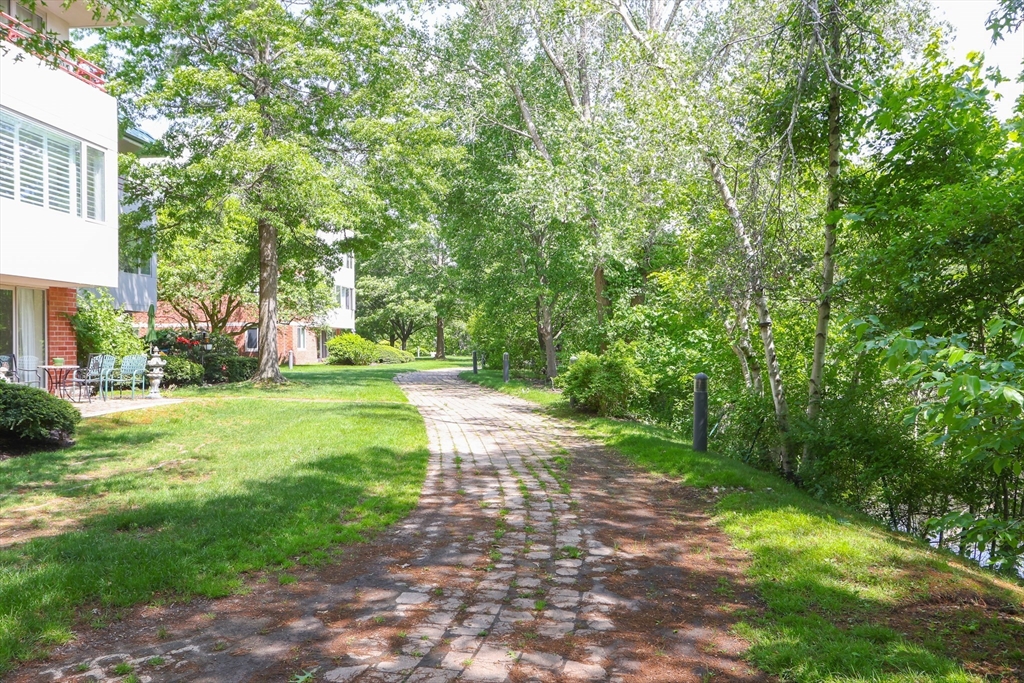 173 Oak St 105