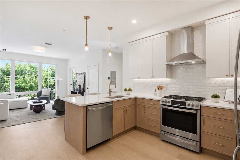 28 Geneva St 402