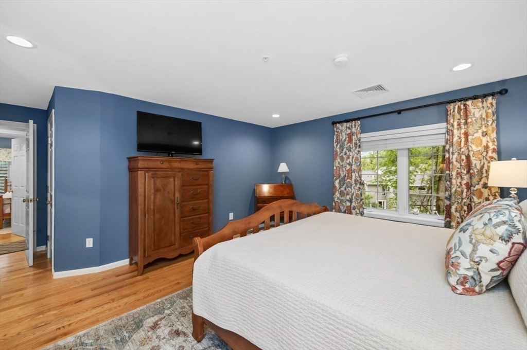 Winchester, Massachusetts 01890, United States, 2 Bedrooms Bedrooms, ,3 BathroomsBathrooms,Residential,Active,124798