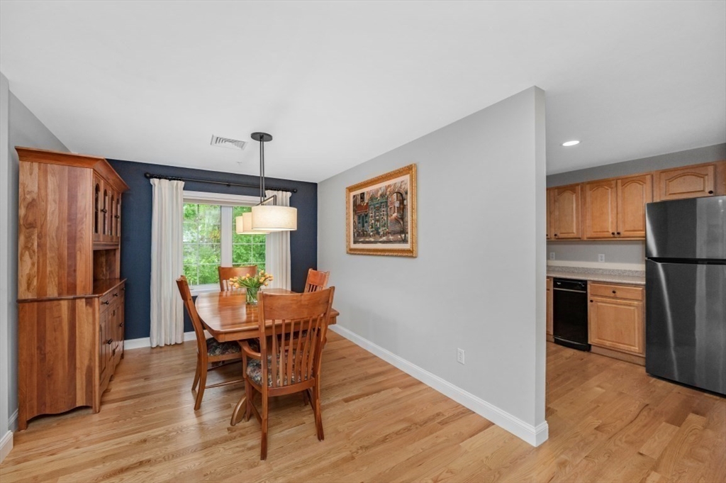 Winchester, Massachusetts 01890, United States, 2 Bedrooms Bedrooms, ,3 BathroomsBathrooms,Residential,Active,124798