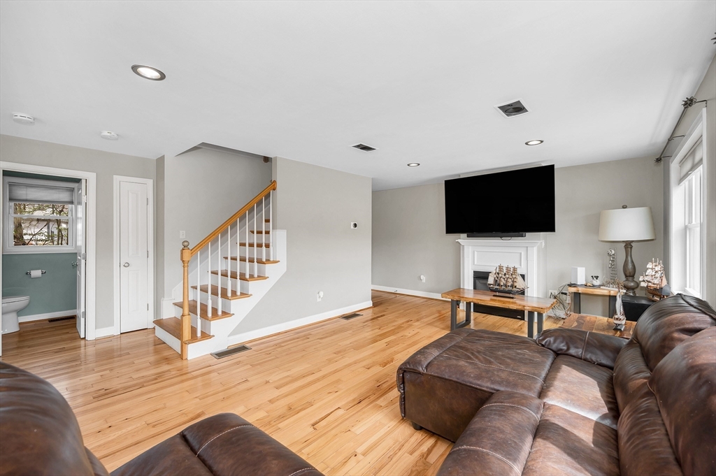 821 Merrimack Ave, Dracut, MA Photo #8