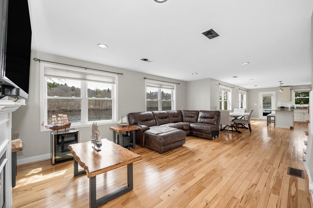 821 Merrimack Ave, Dracut, MA Photo #9