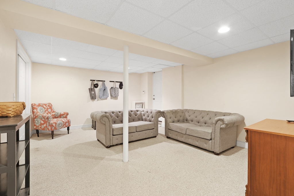 Sherborn, Massachusetts 01770, United States, 4 Bedrooms Bedrooms, ,3 BathroomsBathrooms,Residential,Active,145541