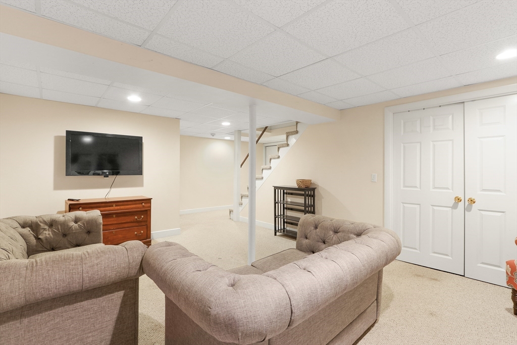 Sherborn, Massachusetts 01770, United States, 4 Bedrooms Bedrooms, ,3 BathroomsBathrooms,Residential,Active,145541