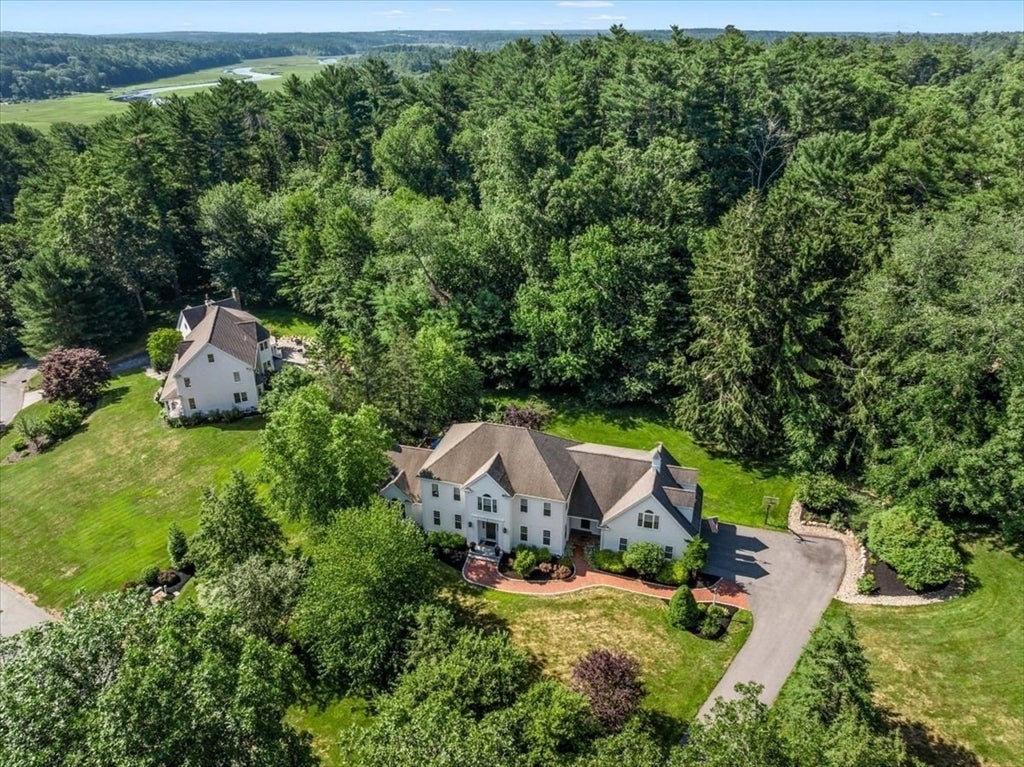 2 Blackthorne Lane