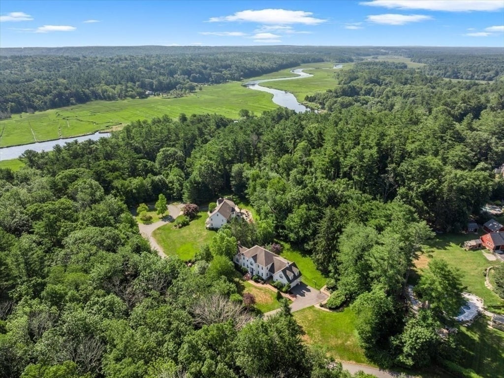 2 Blackthorne Lane