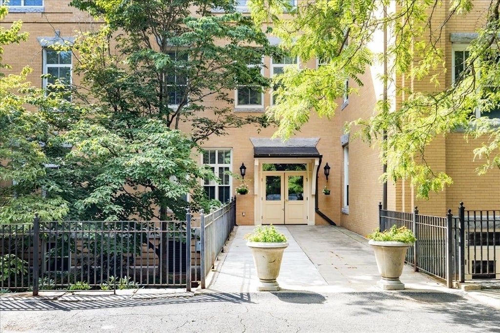 145 Glenwood St. 305