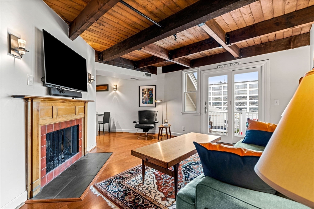 90 Wharf St L10
