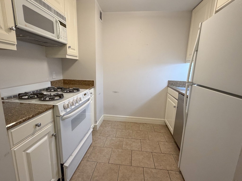 3 Avery St 608